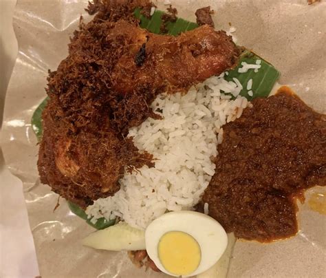 Village Park Restaurant: Legendary Malaysian nasi lemak .